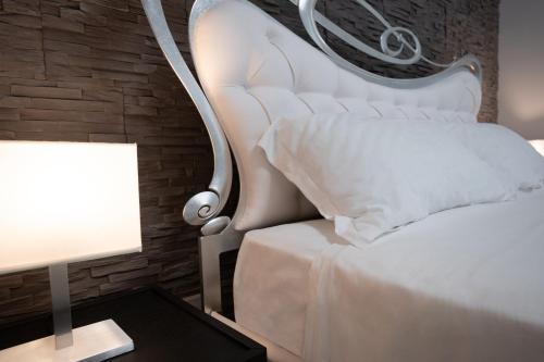 卡塔尼亚iitana Luxury Apartment - Catania Fronte Mare的卧室配有白色的床和台灯。