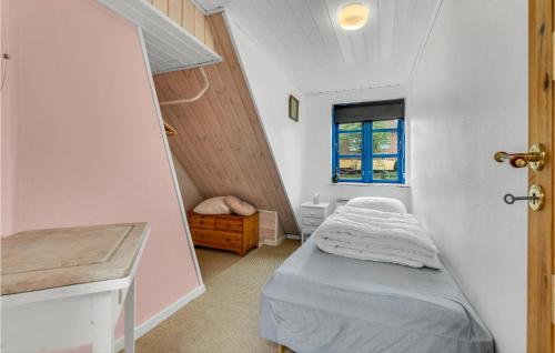 阿灵厄Amazing Apartment In Allinge With Wifi And 3 Bedrooms的小房间设有床和窗户