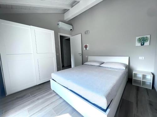 科利科VILLA CLAUDIA WITH PRIVATE POOL的一间白色卧室,配有一张床和一个衣柜