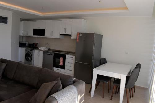 CeditMemories Signature Apartment的带沙发和桌子的客厅以及厨房。