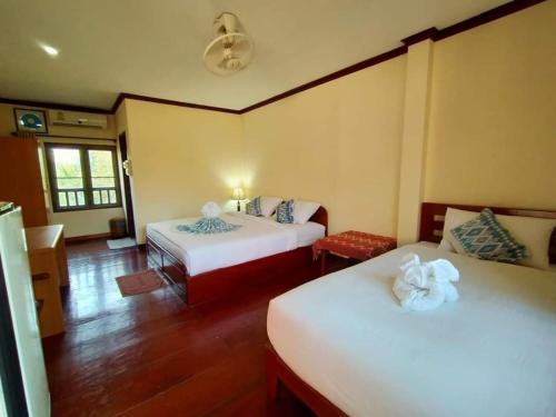 Ban Nahin-Nai (2)Phamarn View Guesthouse的一间设有两张床的客房,