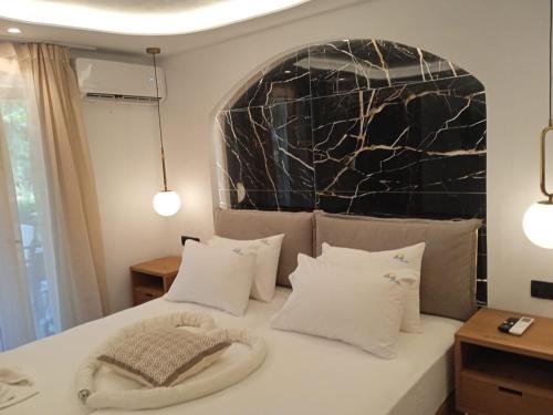 布拉卡阿可体普拉卡酒店的卧室配有白色的床铺和白色的枕头