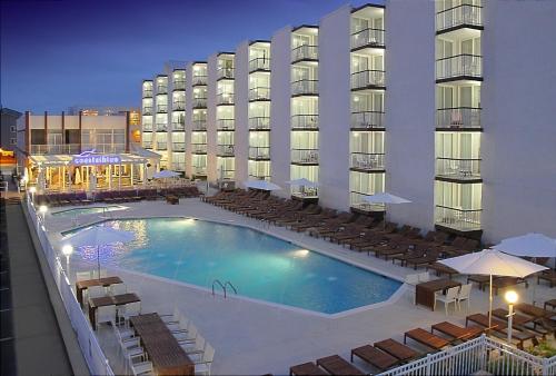 威尔伍德克拉斯特艾克纳钻石海滩酒店 的大楼前设有游泳池的酒店