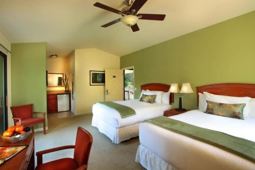 盖尔南维尔West Sonoma Inn & Spa的酒店客房配有两张床和吊扇。