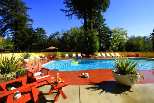 盖尔南维尔West Sonoma Inn & Spa的一个带两把椅子和一张桌子的游泳池