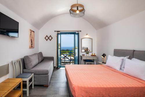 阿克罗蒂里卡里玛拉酒店的一间卧室配有一张床、一张沙发和一个窗口