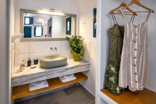阿克罗蒂里卡里玛拉酒店的一间带水槽和镜子的浴室
