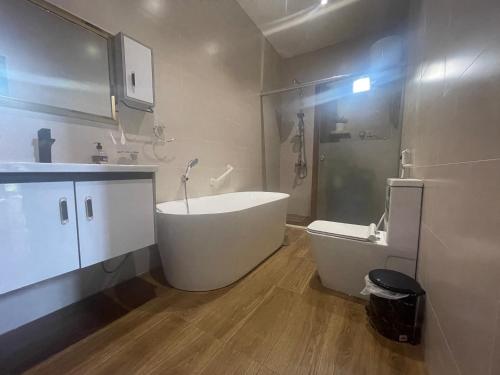 吉达Delta ابحر的带浴缸、淋浴和卫生间的浴室