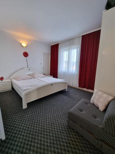 拉布Apartman Zlatko, Palit, Rab的卧室配有白色的床和沙发