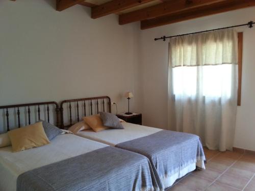 坎波斯芬卡桑萨拉乡村民宿 的卧室设有两张床,带窗户