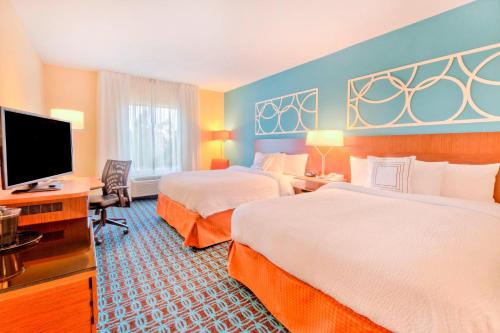 达拉姆达拉谟南端万豪费尔菲尔德客栈及套房酒店的酒店客房设有两张床和一台平面电视。
