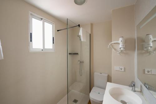 贝尼多姆国际酒店的带淋浴、卫生间和盥洗盆的浴室