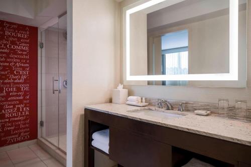 巴吞鲁日巴顿鲁日万丽酒店的一间带水槽、镜子和淋浴的浴室