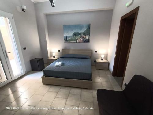 雷焦卡拉布里亚nonna rosa的卧室配有一张床,墙上挂有绘画作品