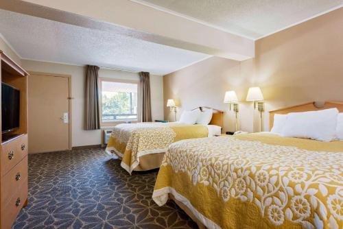 费尔蒙特费尔蒙特戴斯酒店的酒店客房设有两张床和电视。