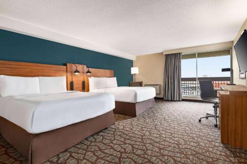 尼亚加拉瀑布尼亚加拉大瀑布景观温德姆酒店的酒店客房设有两张床和一个阳台。