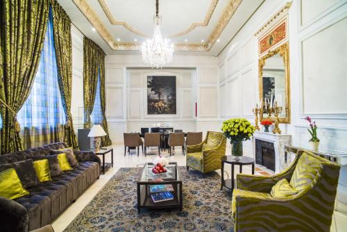基多卡萨甘戈泰纳酒店的带沙发的客厅和用餐室