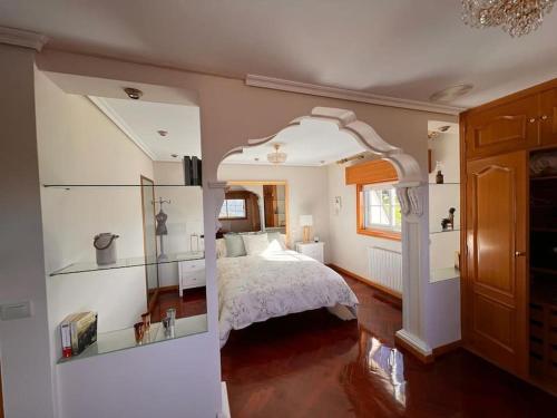 维戈Villa overlooking Cies Islands的一间卧室配有一张床,另一间卧室配有窗户