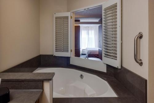 爱德蒙爱德蒙万豪费尔菲尔德客栈及套房酒店的客房内的浴室设有大浴缸