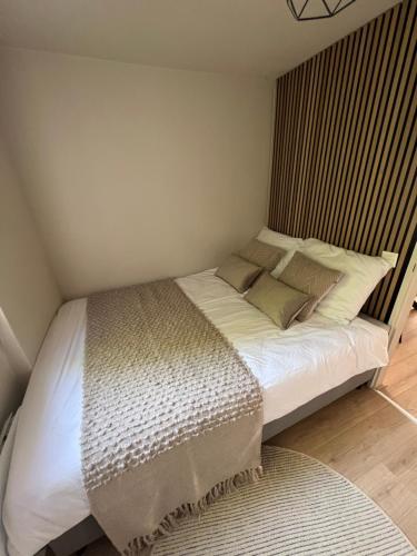 布赖滕Haus Leopold的卧室内的一张带白色床单和枕头的床