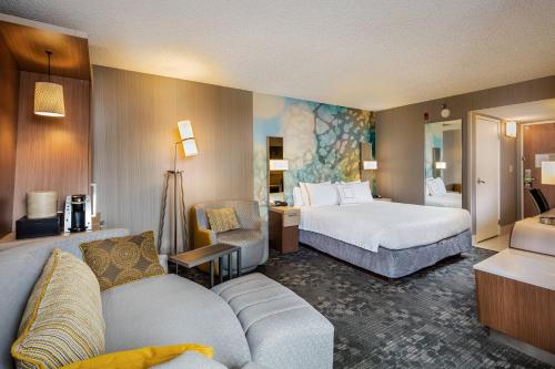 里弗赛德UCR河畔 /莫雷诺谷区万怡酒店的酒店客房,配有床和沙发