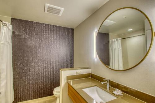 阿普尔顿Fairfield Inn & Suites by Marriott Appleton的一间带水槽和镜子的浴室