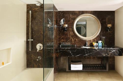 拉合尔Four Points by Sheraton Lahore的一间带水槽和镜子的浴室