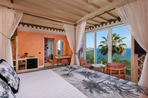 安塔利亚Afflon Hotels Sea Hill Concept的一间卧室配有一张床,享有海景