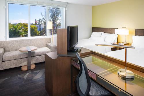 迈阿密Element Miami International Airport的一间酒店客房,配有一张床和一台电视