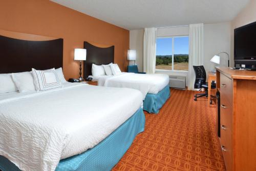 威斯维尔维斯维尔费尔菲尔德客栈及套房酒店的酒店客房设有两张床和电视。