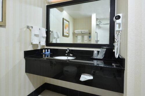 威斯维尔维斯维尔费尔菲尔德客栈及套房酒店的浴室设有黑色水槽和镜子