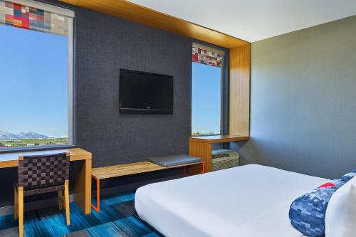 布鲁姆菲尔德丹佛布鲁姆菲尔德雅乐轩酒店的酒店客房设有一张床、一张书桌和一台电视机。