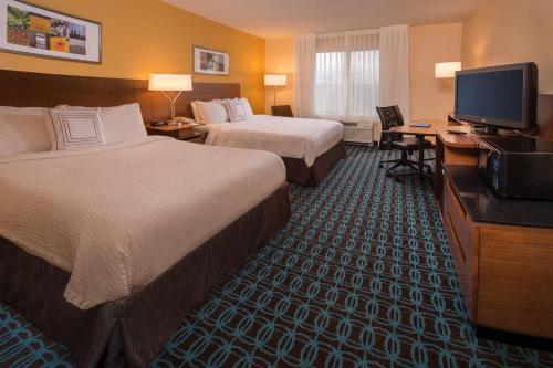 尚蒂伊杜勒斯机场尚蒂伊酒店的酒店客房设有两张床和一台平面电视。