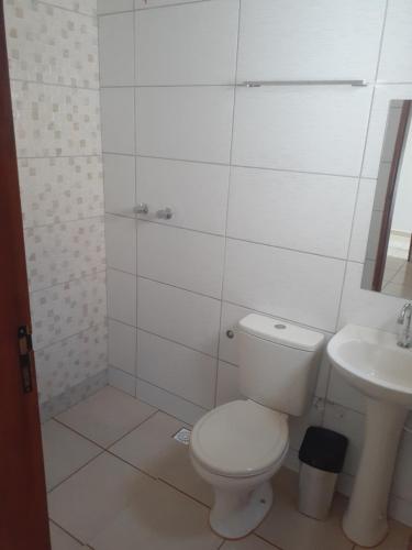 圣托梅-达斯莱特拉斯Pousada Nascer da Lua的白色的浴室设有卫生间和水槽。