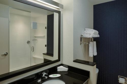 哥伦布万豪费尔菲尔德客栈哥伦布机场酒店的一间带水槽和镜子的浴室
