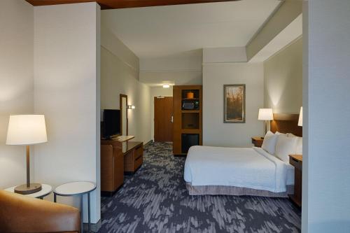 哥伦布万豪费尔菲尔德客栈哥伦布机场酒店的酒店客房,配有床和沙发