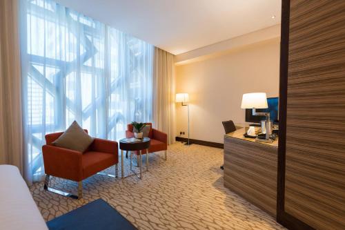 阿布扎比阿布扎比万豪国贸中心庭院酒店的酒店客房配有椅子和书桌