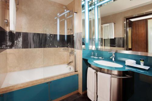 贝鲁特凡尔登福朋喜来登酒店的带浴缸、水槽和淋浴的浴室