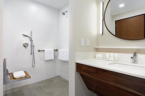 坎昆Fairfield Inn & Suites by Marriott Cancun Airport的一间带水槽和镜子的浴室