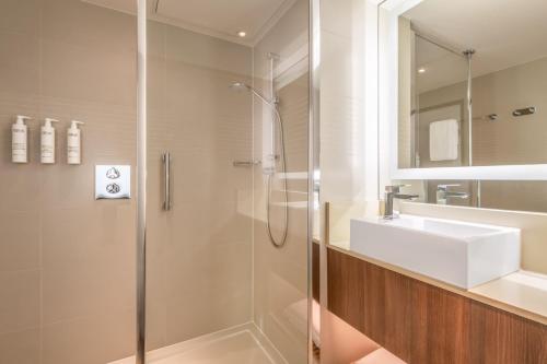 科隆科隆万怡酒店酒店的带淋浴和盥洗盆的浴室
