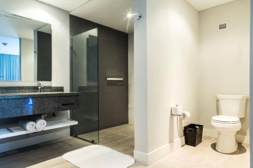MaracayMarriott Maracay Golf Resort的带淋浴、卫生间和盥洗盆的浴室