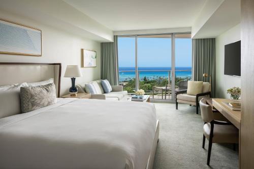 檀香山威基基海滩丽思卡尔顿公寓式酒店的酒店客房设有一张床,享有海景。