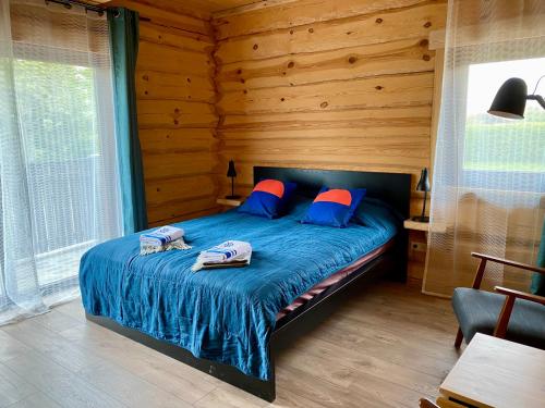 尤卡尔内Zvejnieku māja的一间卧室配有一张床,上面有两条毛巾