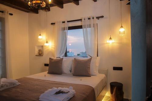 阿彻奇洛斯Villa Nefeli Rhodes的一间卧室设有一张大床和窗户
