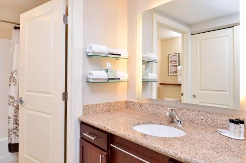 克拉尔维尔Residence Inn by Marriott Coralville的一间带水槽和镜子的浴室