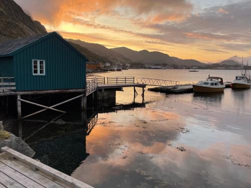巴尔斯塔Kræmmervika Rorbuer - Rustic Cabins in Lofoten的码头,码头,码头,水面上建有一座建筑