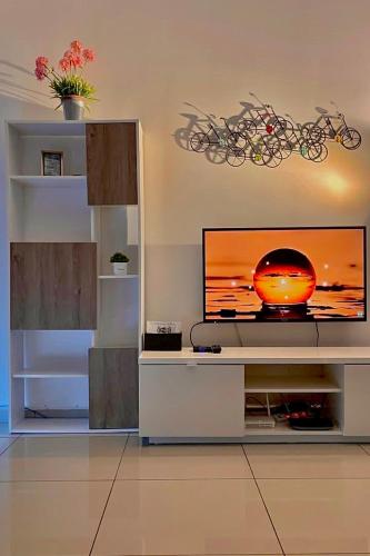 马六甲Alantis Residence/CityArea/4-6Pax/Jonker/JHomestay的白色娱乐中心的平面电视