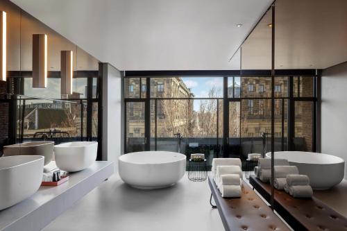 阿姆斯特丹阿姆斯特丹W酒店的浴室配有2个水槽和2个浸泡浴缸。