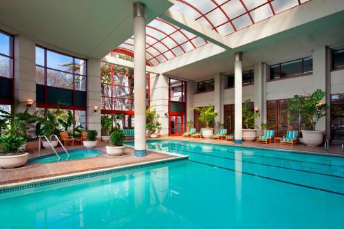 米尔布雷旧金山机场威斯丁酒店的一座带玻璃天花板的建筑中的游泳池