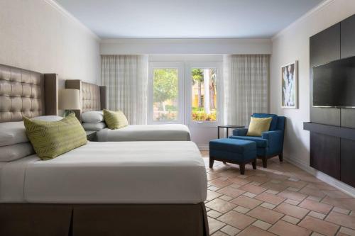 弗利盖特湾圣基茨岛万豪度假村&海滩皇家赌场的酒店客房配有床、沙发和椅子
